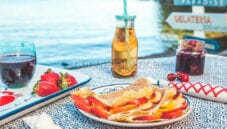 Crepes al grano saraceno con pesche, una vera delizia