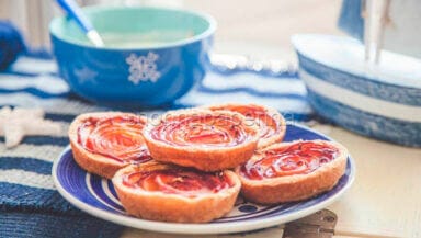 Crostatine di frolla all olio con pesche e lavanda