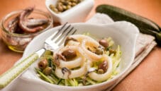 Insalata di calamari zucchine e olive, leggera e deliziosa!