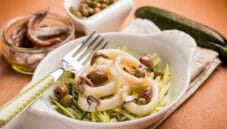 Insalata di calamari e verdure, un primo leggero e delizioso Insalata di calamari e verdure, un primo leggero e delizioso