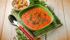 Crema di peperoni alle erbe: la vellutata ideale Crema di peperoni alle erbe: la vellutata ideale