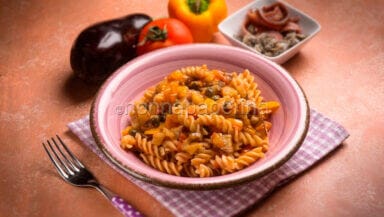fusilli con melanzane e acciughe