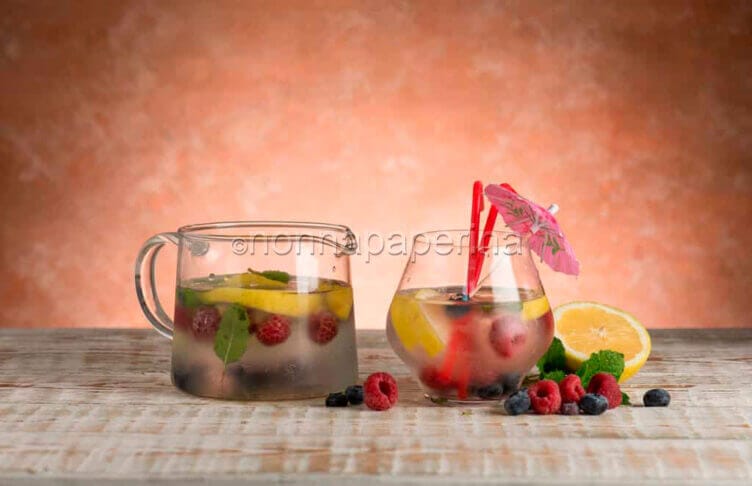 Acqua aromatizzata ai frutti di bosco e limone Acqua aromatizzata ai frutti di bosco