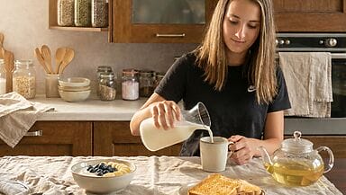 Colazione con latte senza lattosio e yogurt delattosato