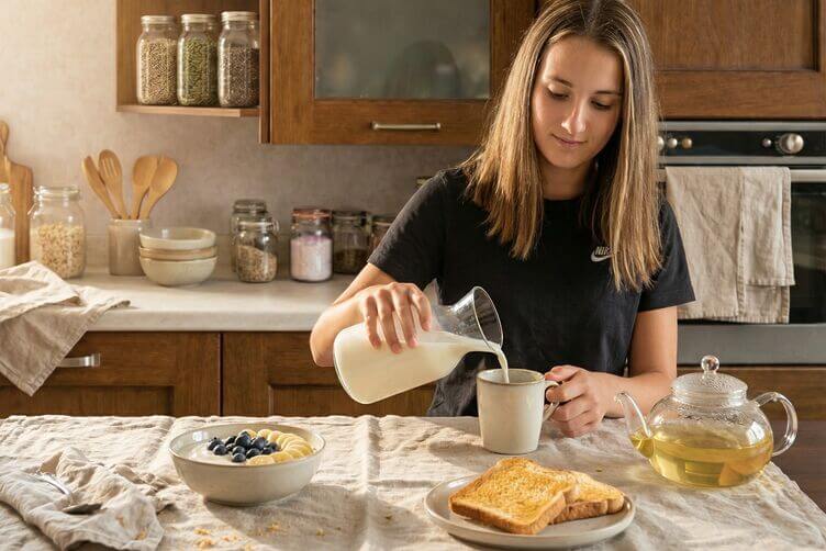 Colon irritabile e intolleranza al lattosio: sintomi e differenze Colazione con latte senza lattosio e yogurt delattosato