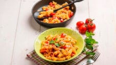Fusilli salmone e menta: freschezza nel piatto Fusilli salmone e menta: freschezza nel piatto