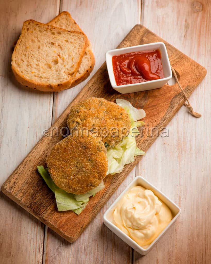 Hamburger con quinoa bianca e rossa