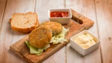 Hamburger con quinoa bianca e rossa e lenticchie