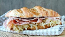 Hotdog: panino con crauti e salame cotto Hotdog: panino con crauti e salame cotto