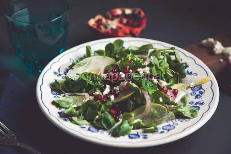 Insalata autunnale con melograno e feta: Insalata autunnale con melograno e feta: