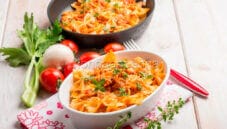 Farfalle con ragù di tonno: sapore delicato Farfalle con ragù di tonno: sapore delicato