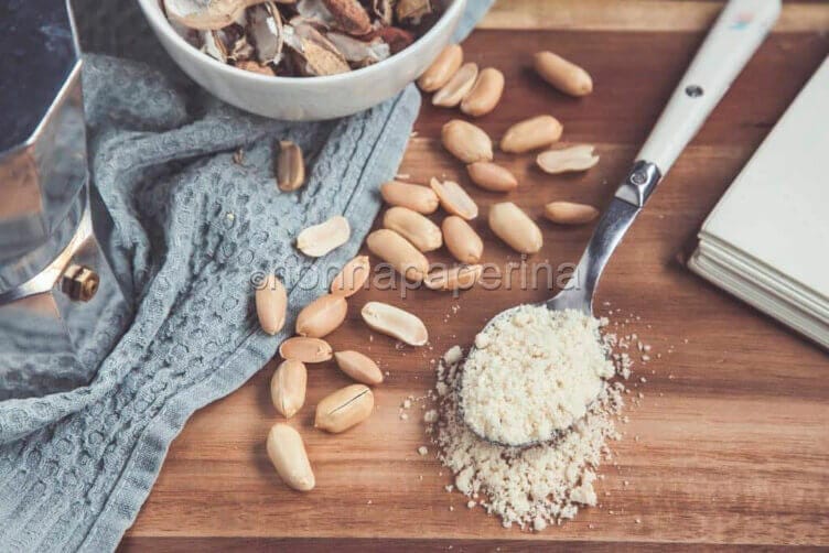 Farina di arachidi, proteine, vitamine e sali minerali farina di arachidi
