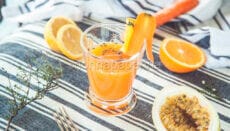 Succo di arance carote e limone
