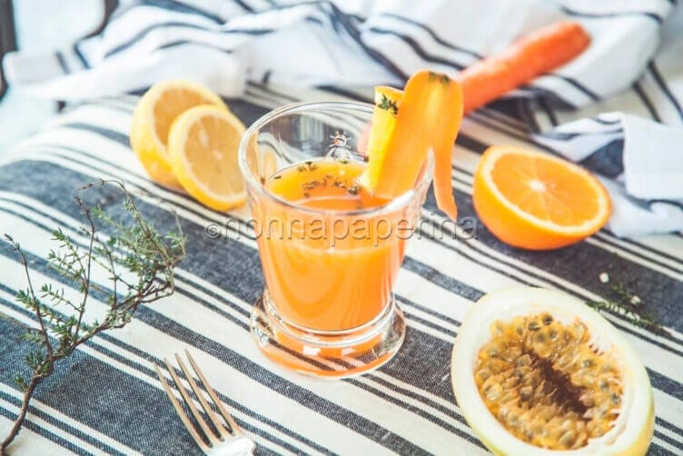 Succo di arance carote e limone