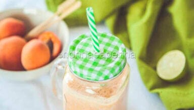 Frullato con latte di mandorle e albicocche