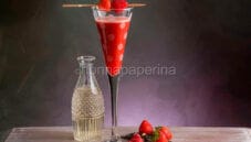 Spritz ai lamponi, fragole e prosecco, un bevanda fruttata