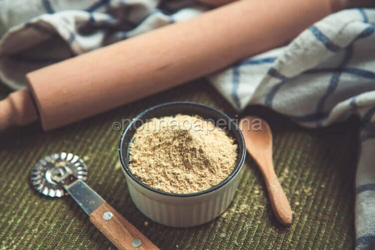 Farina di semi di fieno greco: ricca di fibre Farina di fieno greco