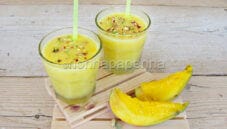 Smoothie al mango, cardamomo e pistacchi a colazione Smoothie al mango, cardamomo e pistacchi a colazione
