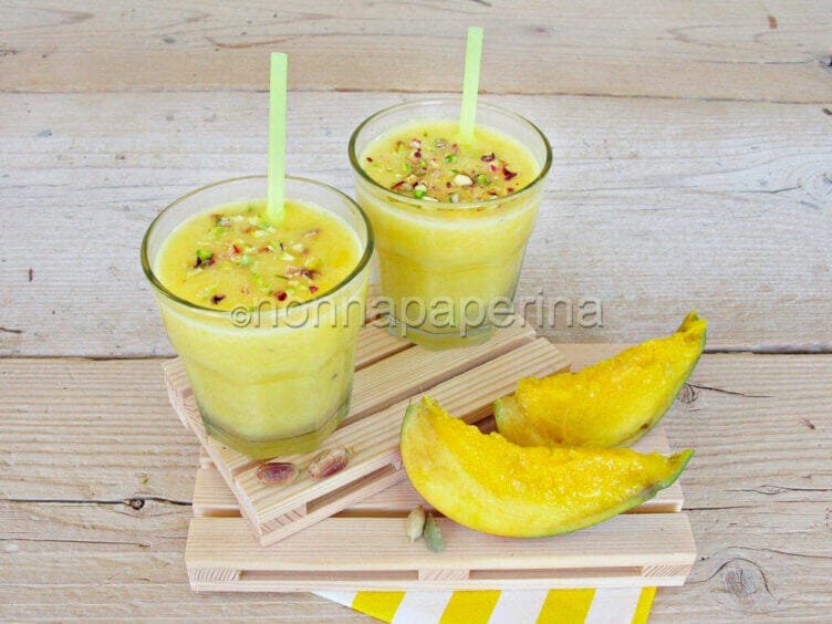 Smoothie al mango, cardamomo e pistacchi a colazione smoothie al mango e cardamomo