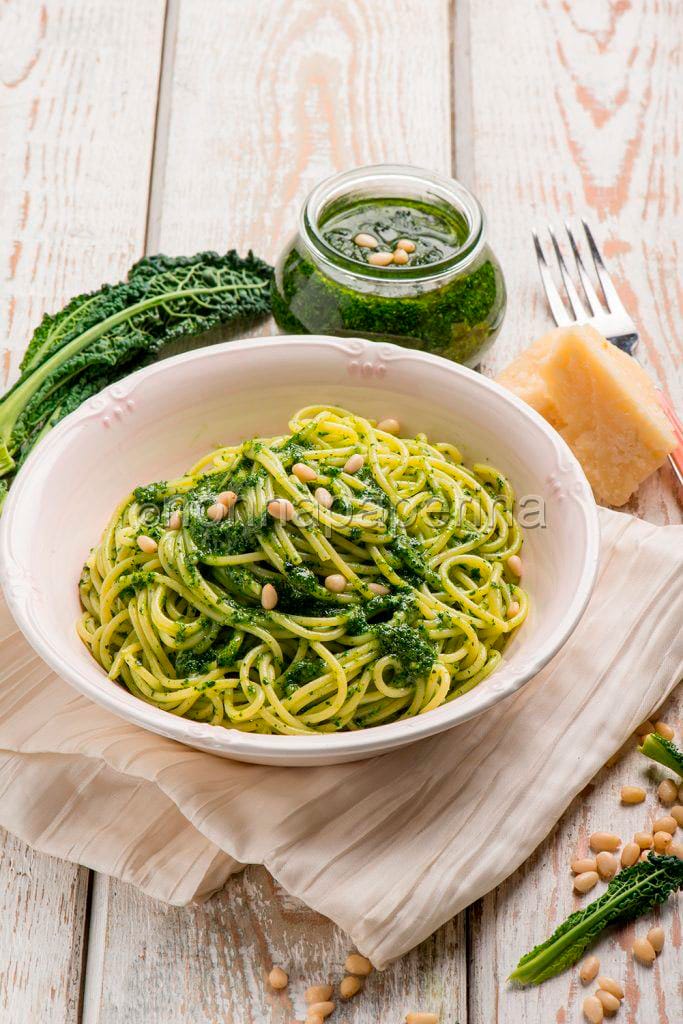 Spaghetti con pesto di cavolo nero Spaghetti con pesto di cavolo nero