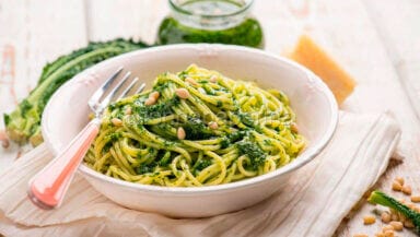Spaghetti con pesto di cavolo nero