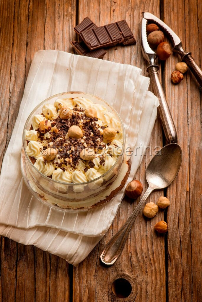 Tiramisu con nocciole e cioccolato