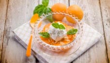 Albicocche con mandorle, basilico e gelato