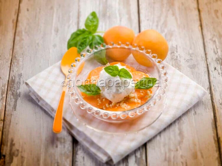 Albicocche con mandorle, basilico e gelato