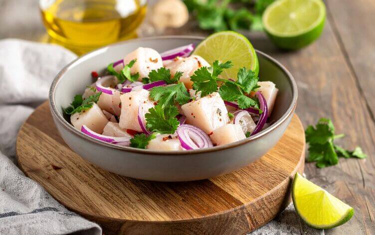 Ceviche di pesce bianco con succo di lime