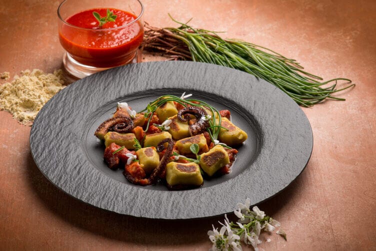 Gnocchi con farina di ceci neri