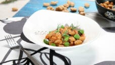 Gnocchi di pane con ragout di coniglio e fave, un primo completo Gnocchi di pane con ragout di coniglio e fave, un primo completo