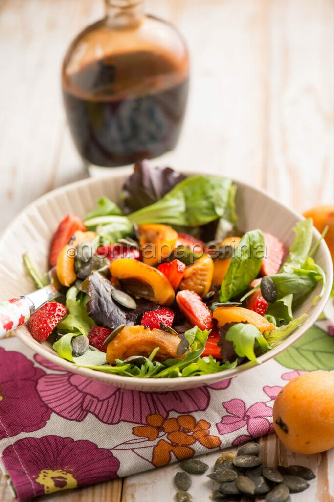 Insalata con nespole e fragole Insalata con nespole e fragole