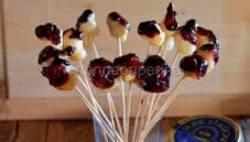 Un leccalecca gluten free con confettura di mirtilli, davvero goloso Un leccalecca gluten free con confettura di mirtilli, davvero goloso