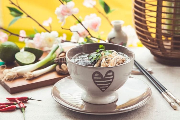 Mien ga – Spaghetti di soia in brodo di pollo Spaghetti di soia in brodo di pollo