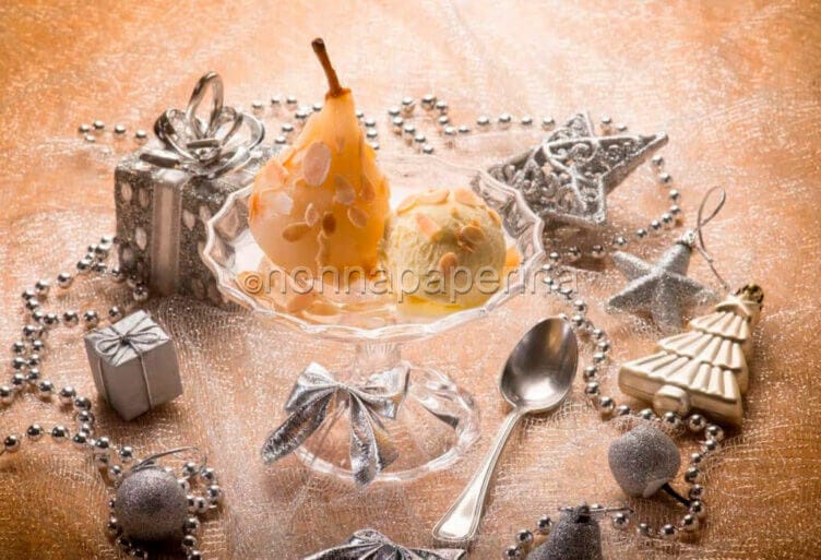 Pere cotte con mandorle e con gelato alla crema Pere cotte con mandorle