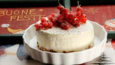 Cheesecake ai ribes: un dessert fresco e goloso da gustare