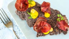 Come preparare le Chips di riso Venere e bresaola Come preparare le Chips di riso Venere e bresaola