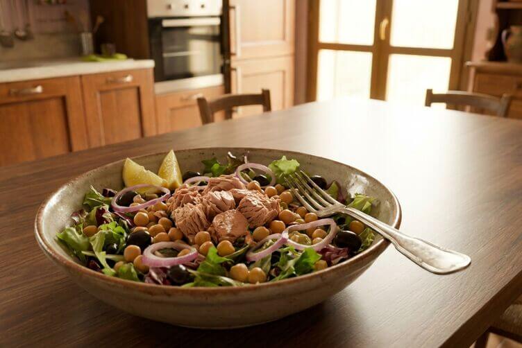 Bowl senza glutine con ceci, tonno e insalata Bowl senza glutine con ceci, tonno e insalata