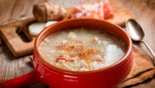 Minestra di taro con cipolle e speck, un piatto depurativo