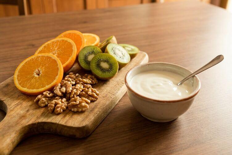 spuntino senza glutine con kiwi, arancia, frutta secca e yogurt spuntino senza glutine con kiwi, arancia, frutta secca e yogurt
