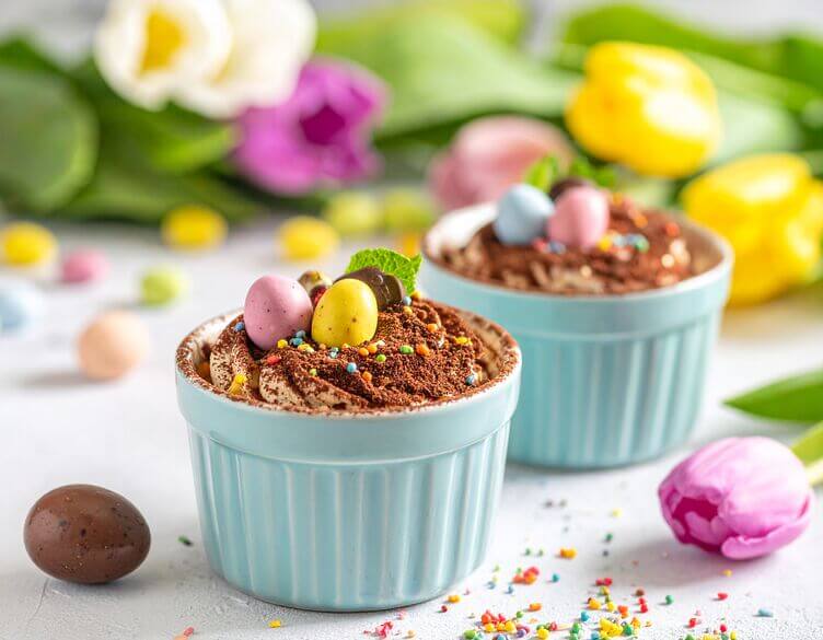 Tiramisù servito in ciotoline color pastello, decorato con ovetti di cioccolato Tiramisù servito in ciotoline color pastello, decorato con ovetti di cioccolato