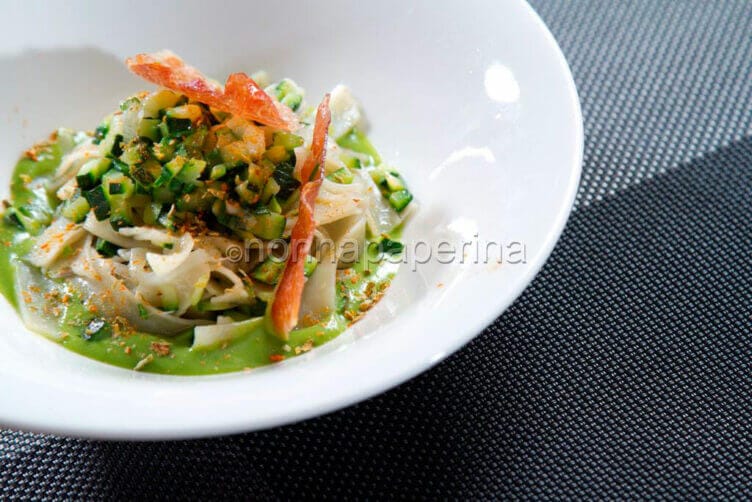 Pappardelle di riso e quinoa con zucchine e crudo pappardelle di riso e quinoa