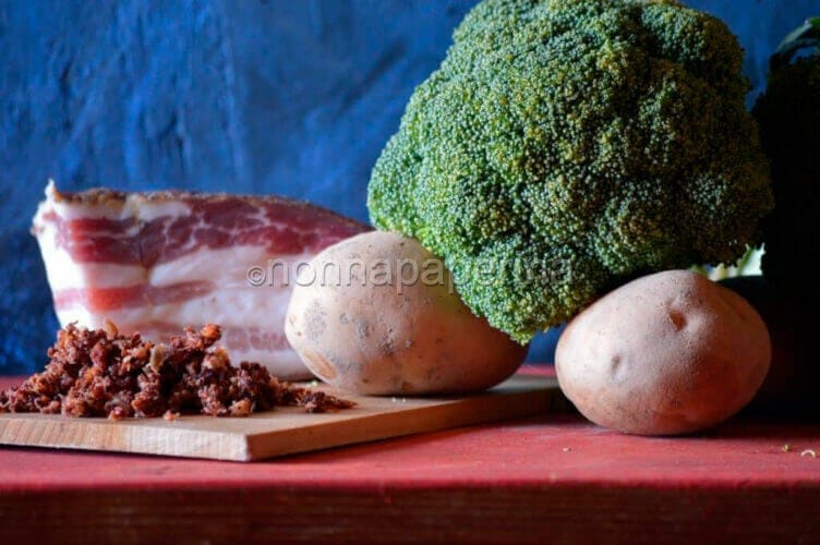 Gnocchi con broccoletti e briciole di pancetta