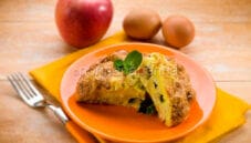 Frittata di mele e cipolle al curry per pranzo Frittata di mele e cipolle al curry per pranzo
