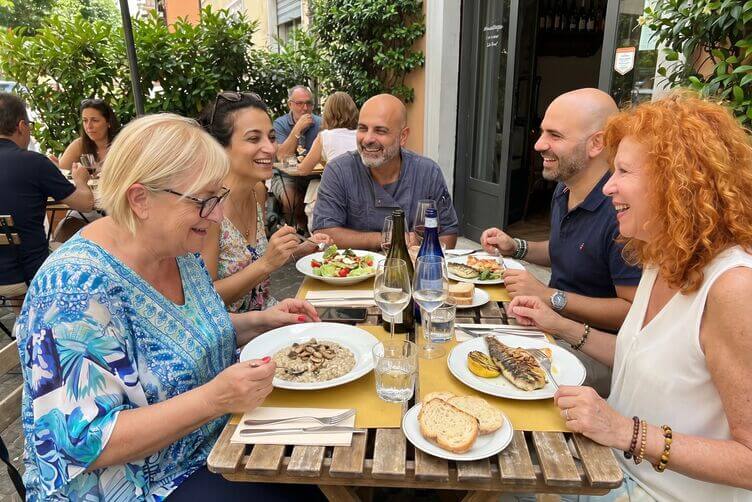 momento conviviale fuori casa con una persona che vive la celiachia con serenità.