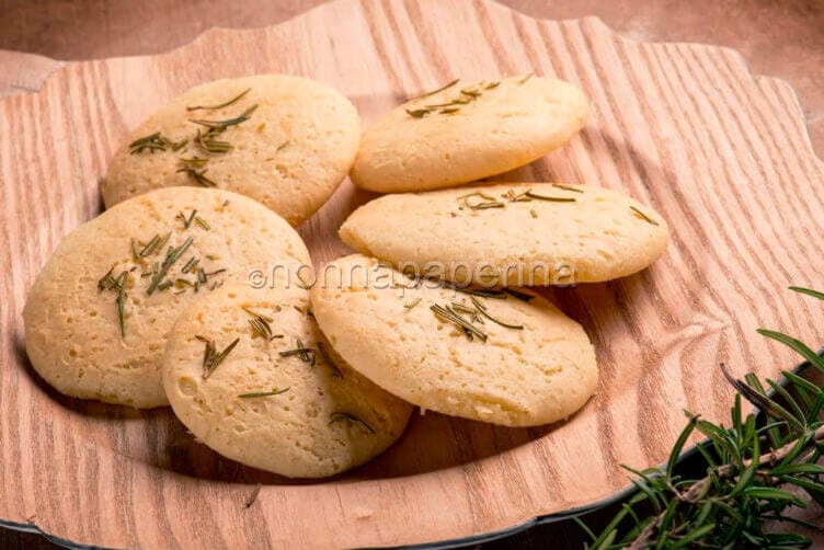 Focaccine di miglio al rosmarino
