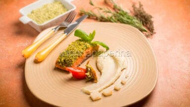 salmone in crosta di pistacchi e pure di sedano rapa