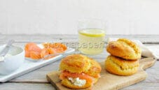 Scones salati con salmone, un piatto british per la prima colazione