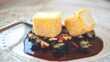 Tofu impanato, il formaggio si fa croccante Tofu impanato, il formaggio si fa croccante