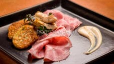 Coppa al forno con frittelle di topinambur, un piatto unico Coppa al forno con frittelle di topinambur, un piatto unico